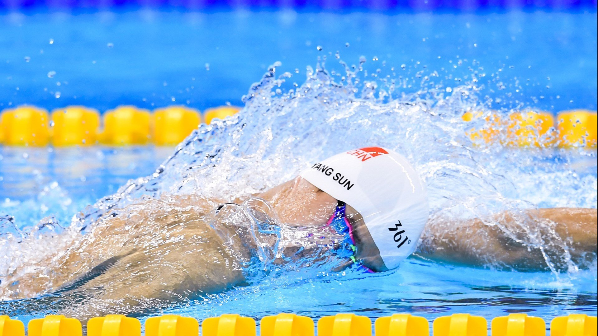 国家攀岩队训练注重动作连贯与节奏掌控,攀岩专项训练